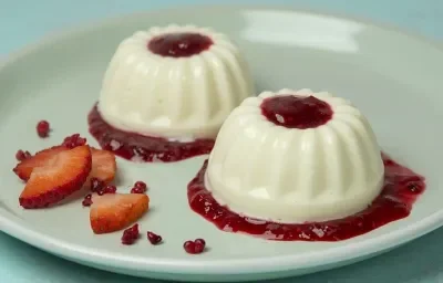 Gelatina de yogurt con salsa de frutos rojos Gelatina de yogurt con salsa de frutos rojos