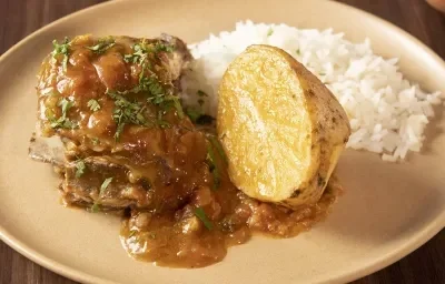 Costilla de res en salsa criolla con papa chalequeada Costilla de res en salsa criolla con papa chalequeada