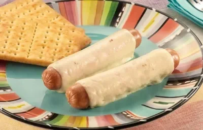 SALCHICHAS RANCHERAS CON QUESO Y MIEL ACOMPAÑADAS CON MILO® CALIENTE SALCHICHAS RANCHERAS CON QUESO Y MIEL ACOMPAÑADAS CON MILO® CALIENTE
