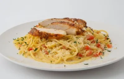 Pasta casera con trozos de pollo al sartén Pasta casera con trozos de pollo al sartén