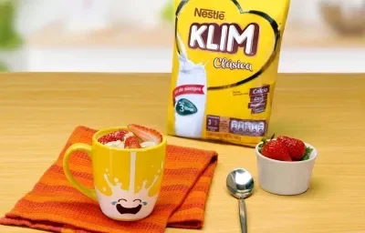 Mug de leche klim con avena y fruta Mug de leche klim con avena y fruta