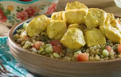 Pollo al curry acompañado con falso cous cous de quínoa