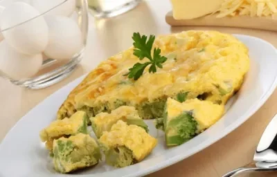 Tortilla de brócoli con queso manchego