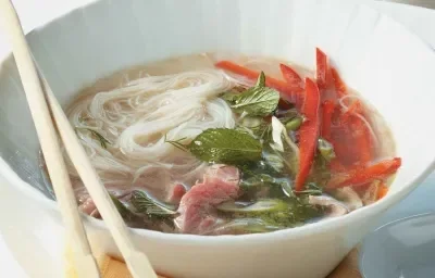 SOPA VIETNAMITA DE CARNE CON FIDEOS DE ARROZ SOPA VIETNAMITA DE CARNE CON FIDEOS DE ARROZ