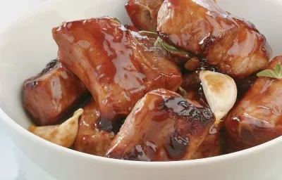 COSTILLITAS DE CERDO CON SALSA BBQ AHUMADA COSTILLITAS DE CERDO CON SALSA BBQ AHUMADA