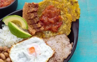 Bandeja paisa con frijoles verdes