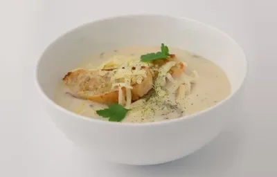 Crema de pollo con champiñones trocitos de pan y queso