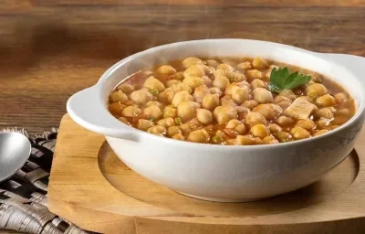 Garbanzos con callo y vegetales