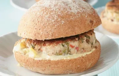 HAMBURGUESA DE TILAPIA CON SALSA DE PEPINILLOS