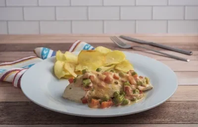 Filetes de pollo guisados con vegetales y crema Filetes de pollo guisados con vegetales y crema