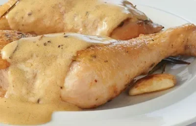 MUSLOS DE POLLO CON PALMITOS Y SALSA BLANCA