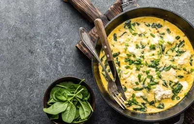 Huevos revueltos y espinaca cremosa sobre arepa