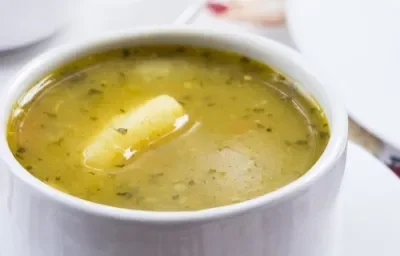 Sopa de plátano con trozos de carne y arveja