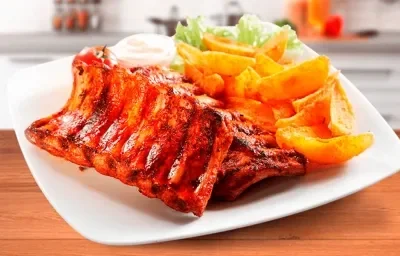 Costilla de res en salsa criolla con papa chalequeada Costilla de res en salsa criolla con papa chalequeada