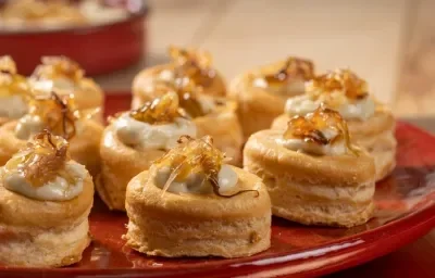 Tartaletas de queso azul y y cebollas caramelizadas. Tartaletas de queso azul y y cebollas caramelizadas.