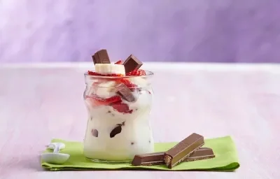 PARFAIT DE VAINILLA CON FRUTAS Y CHOCOLATE PARFAIT DE VAINILLA CON FRUTAS Y CHOCOLATE