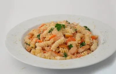 Pasta corta con pollo, espinaca, tomates y zanahoria