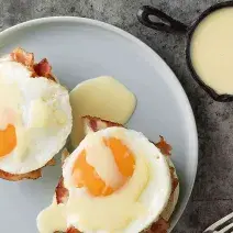 Huevos con tocineta y salsa de queso