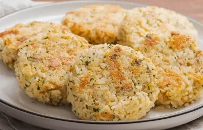 Masitas de arroz del día anterior con queso