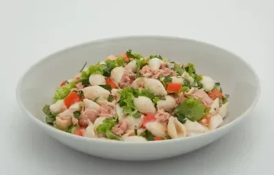 Ensalada de conchas en salsa carbonara y atún