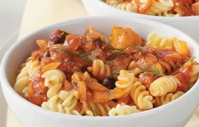 PASTA CON TOMATES Y SARDINAS