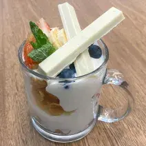 Parfait de yogurt con frutas y KitKat® WHITE