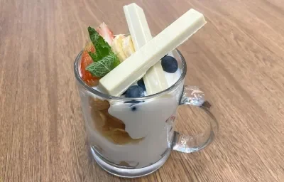 Parfait de yogurt con frutas y KitKat® WHITE