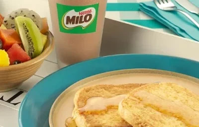 TOSTADAS FRANCESAS CON FRUTA ACOMPAÑADAS DE MILO FRIO TOSTADAS FRANCESAS CON FRUTA ACOMPAÑADAS DE MILO FRIO