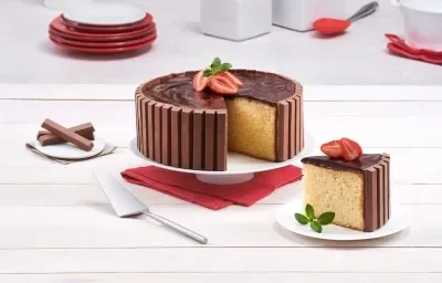 PASTEL KIT-KAT® preparado con Leche Evaporada CARNATION® CLAVEL® PASTEL KIT-KAT® preparado con Leche Evaporada CARNATION® CLAVEL®