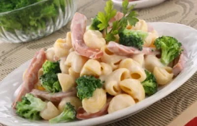 Pasta con salsa de queso y brócoli