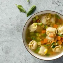 Sopa de verduras y tortellini