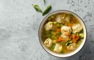 Sopa de verduras y tortellini