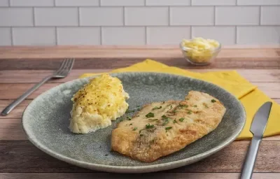 Filete de pescado con pure de yuca Filete de pescado con pure de yuca