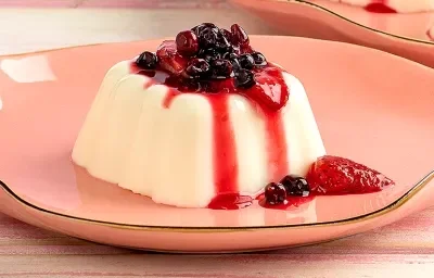GELATINA DE YOGUR CON SALSA DE FRUTOS ROJOS GELATINA DE YOGUR CON SALSA DE FRUTOS ROJOS