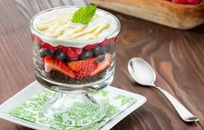 parfait con yogurt fruta y arandanos