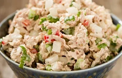 Ensalada de atún y salsa cremosa con manzana Ensalada de atún y salsa cremosa con manzana