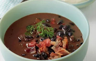 SOPA DE FRIJOL NEGRO CON TOCINETA Y CILANTRO
