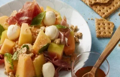 Ensalada de melón con prosciutto y queso
