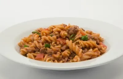 Tornillo de bolognesa con trozos de tomate y albahaca Tornillo de bolognesa con trozos de tomate y albahaca