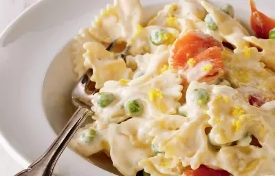 PASTA CORTA CON SALSA CREMOSA, TRUCHA AHUMADA Y ARVEJAS PASTA CORTA CON SALSA CREMOSA, TRUCHA AHUMADA Y ARVEJAS