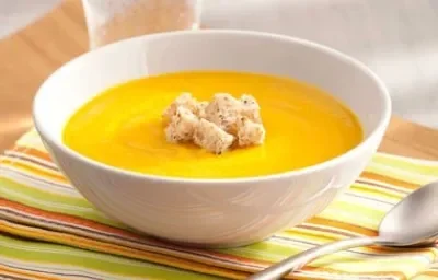 Gazpacho NUTREN® Senior de ahuyama con pimentón y trozos de pan Gazpacho NUTREN® Senior de ahuyama con pimentón y trozos de pan