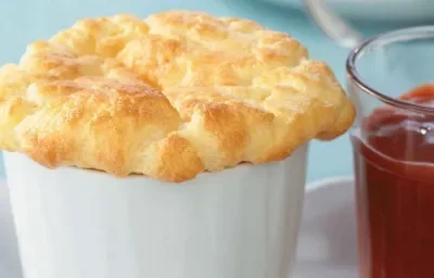SOUFFLE DE QUESO CON SALSA DE GUAYABA