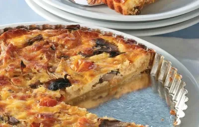 QUICHE DE CEBOLLAS CARAMELIZADAS CON TOMATES Y CHAMPIÑONES QUICHE DE CEBOLLAS CARAMELIZADAS CON TOMATES Y CHAMPIÑONES