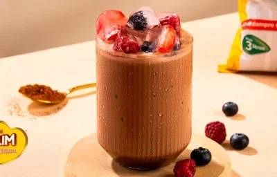 Cubos de hielo de frutas rellenos en Frappe de cocoa