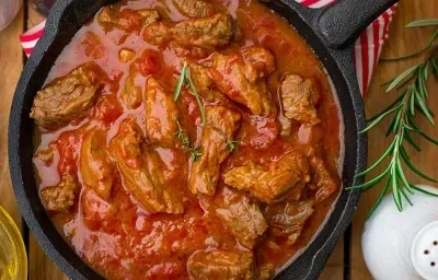Sobrebarriga en salsa criolla