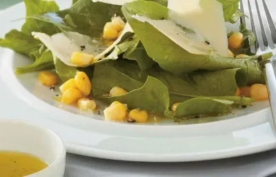 ENSALADA DE ESPINACA, MAÍZ DULCE Y PARMESANO