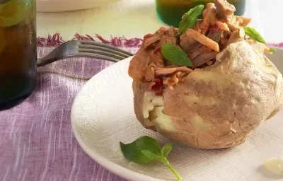 PAPAS CON CARNE DE CERDO DESMECHADA PAPAS CON CARNE DE CERDO DESMECHADA