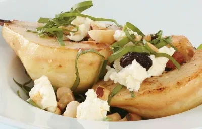 PERAS CARAMELIZADAS CON QUESITO FRESCO, NUECES Y RÚGULA PERAS CARAMELIZADAS CON QUESITO FRESCO, NUECES Y RÚGULA