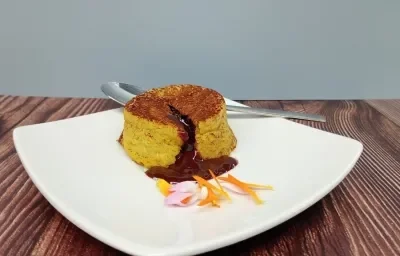 Volcán de banano con cáscara y chocolate Volcán de banano con cáscara y chocolate