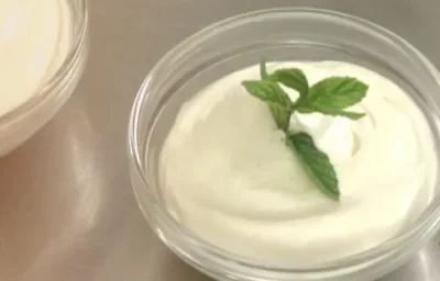Dip cremoso de limón con NUTREN® Senior, queso crema y hoja de menta